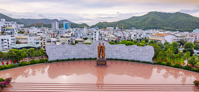 Tour du lịch tham quan tượng đài nguyễn sinh sắc Quy Nhơn