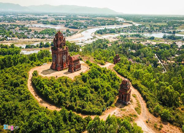 Khám phá Tháp Bánh Ít  Vẻ đẹp bí ẩn tại Bình Định