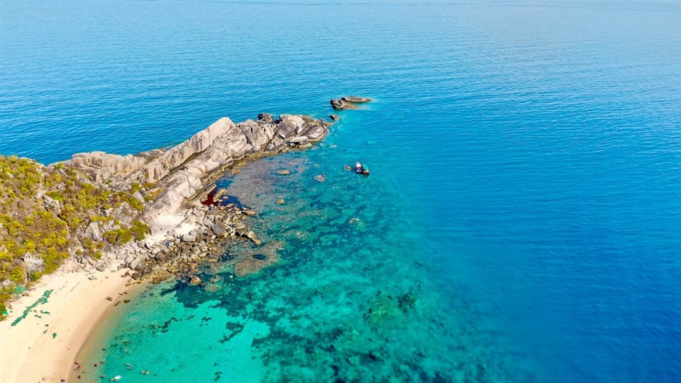 Tour hòn nưa Phú Yên chụp flycam từ trên cao - Quy Nhơn Group Tour