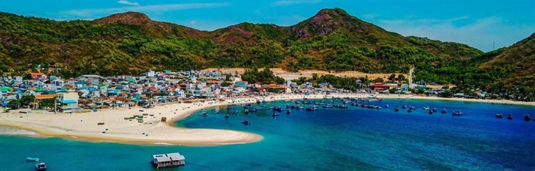 Làng chài Nhơn Hải nhìn từ biển vào